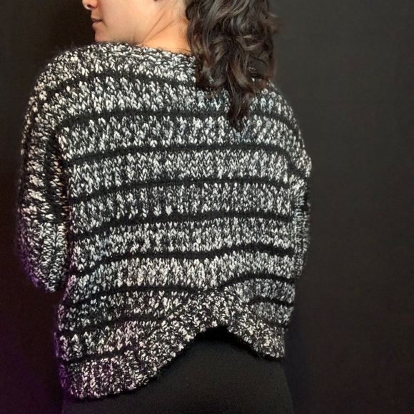 Loose Fitted Short Sweater - Picture 3 of 3